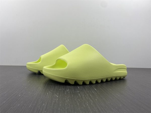 YEEZY SLIDE 'GLOW GREEN' HQ6447