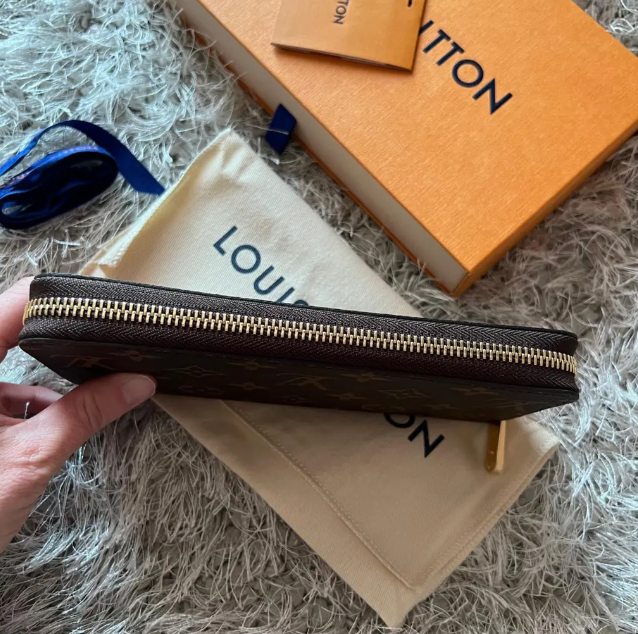 LOUIS VUITTON Zippy Wallet