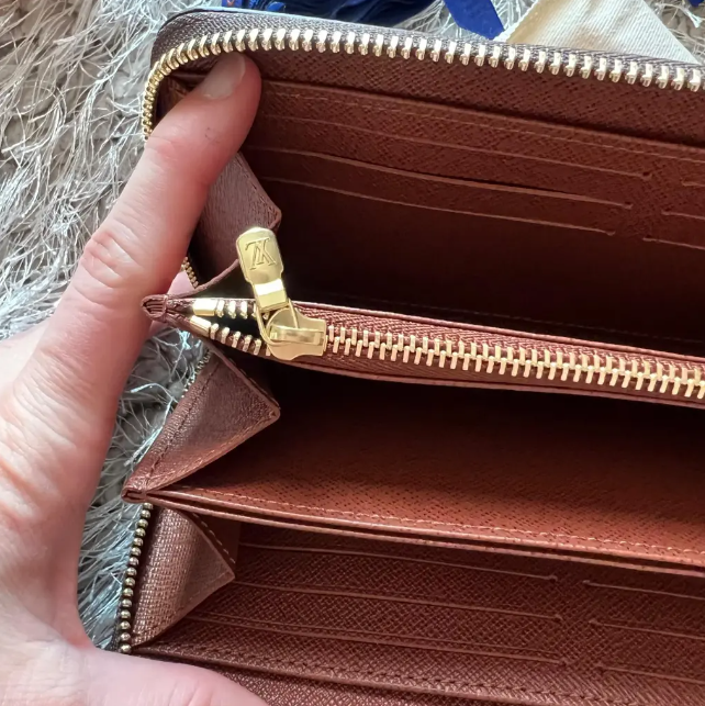 LOUIS VUITTON Zippy Wallet