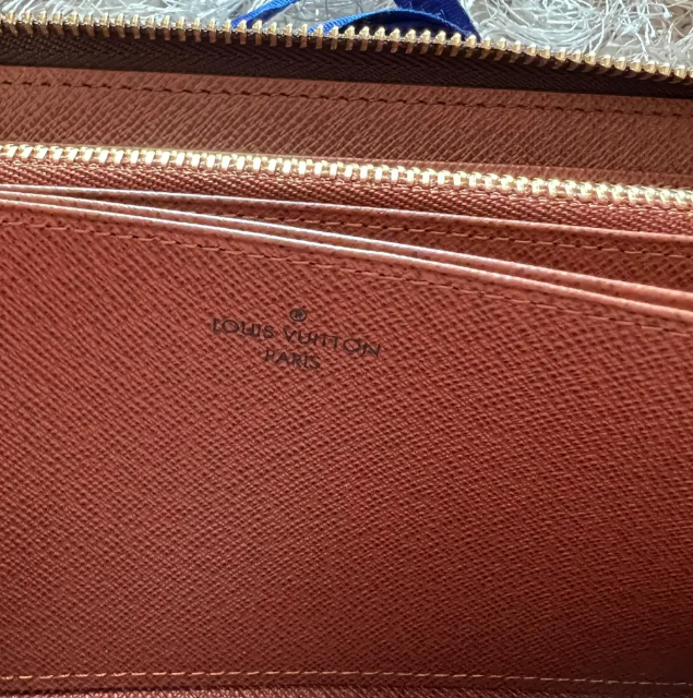 LOUIS VUITTON Zippy Wallet